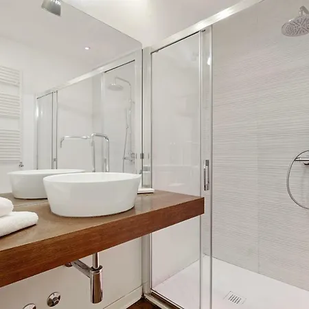 Stunning 3 Bed 3 Bath Flat 2min From Spanish Steps